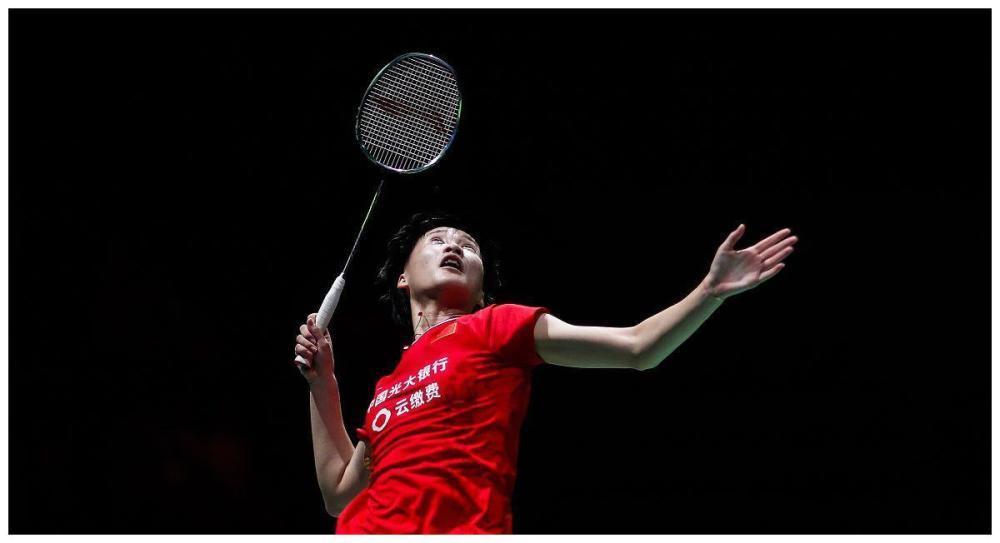 韦世豪失控真因？球迷举喇叭骂他家人+妻子被侮辱！直播都无奈消音