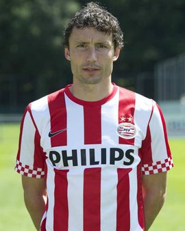 五大联赛本赛季最佳阵容 莱万搭档萨拉赫冲锋陷阵.