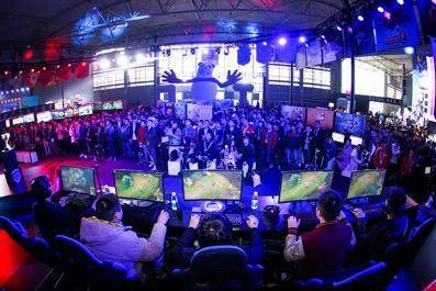 体育英超：曼城大胜埃弗顿收官 阿奎罗创英超历史纪录